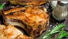 Las chuletas de cerdo recuerdan que el corte y el grosor influyen al cocinar carnes a la sartén. Foto: Envato