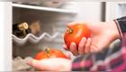 El tomate que guardas en frío también puede congelarse entero o trozado para usarlo después en preparaciones cocidas. Foto: Envato