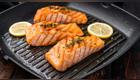El salmón puede acompañarse con vegetales al vapor y arroz, mientras ajustas la cocción del filete a su grosor. Foto: Envato