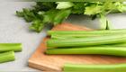Guarda el apio seco y bien protegido en el refrigerador para ayudar a mantener su textura crujiente. Foto: Envato