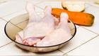 El pollo crudo puede deteriorarse; revisa su olor, color y textura antes de cocinarlo. Foto: Envato