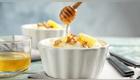 La miel podría ayudar a que ciertas bacterias beneficiosas del yogur sobrevivan mejor durante la digestión. Foto: Envato