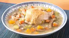 Sopa de quinua con pollo peruana y deliciosa