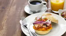 Pan con chicharrón: qué corte de cerdo se usa y es más sabroso