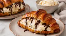 Cómo hacer el croissant relleno de helado viral de TikTok en 5 minutos