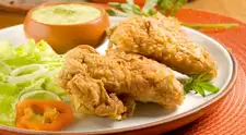 Alitas de pollo broaster con salsa de huacatay