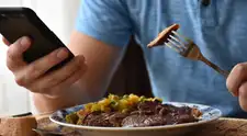 Comer con el celular: cómo afecta tus hábitos alimentarios
