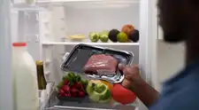 5 alimentos que no debes guardar en la puerta de la refrigeradora