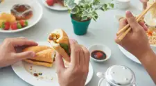¿Qué alimentos debes consumir con moderación? Esto dice la OMS
