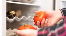 ¿Enteros o en trozos? Así puedes congelar tomates y aprovecharlos después
