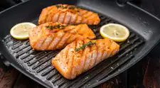 Cómo cocinar salmón en sartén sin resecarlo: reconoce el punto según el grosor