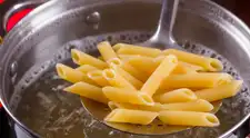 Cocinar pasta: cuándo retirarla del agua, según conocidos chefs