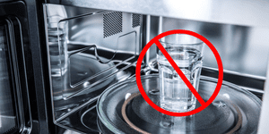 ¿Por qué NO debes calentar agua en el microondas?