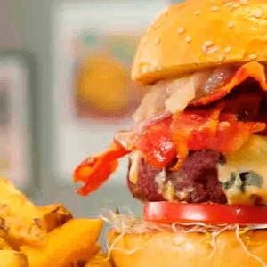 Hamburguesa artesanal con chorizo, tocino y queso azul Hamburguesa artesanal con chorizo, tocino y queso azul