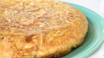 Tortilla de papa con cebolla caramelizada: receta fácil VIDEO