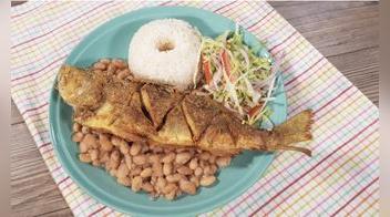 Frejoles con pescado frito [VIDEO]