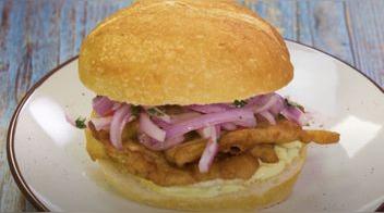 Pan con pejerrey, salsa tártara y sarsa de cebolla