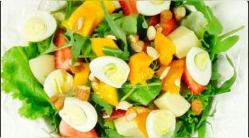Ensalada de verduras, frutas, queso y huevitos de codorniz: receta paso a paso