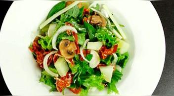 Ensalada de tocino frito, miel y champiñones: receta paso a paso