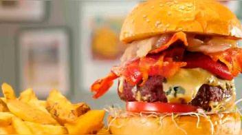 Hamburguesa artesanal con chorizo, tocino y queso azul