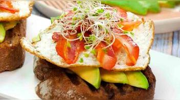 Tostones con palta, huevo y tocino