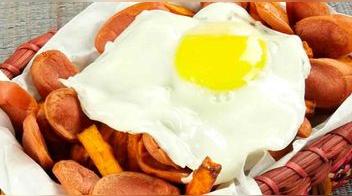 Salchicamote con huevo