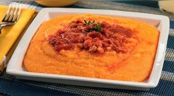 Polenta en salsa roja