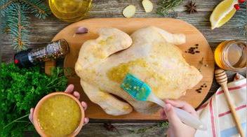 ¿Cómo se aplica el aderezo para que el pavo absorba el sabor?