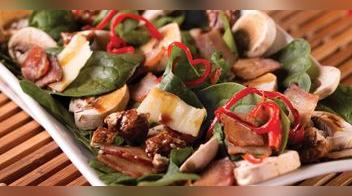 Ensalada de espinaca, champiñones y tocino