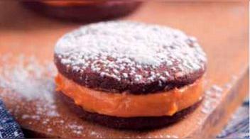 Alfajor de chocolate con manjar de lúcuma