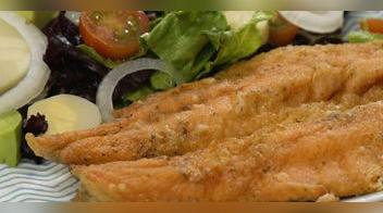 Trucha frita con ensalada de palmitos (VIDEO)