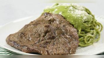 Tallarines verdes con bistec (receta peruana) (VIDEO)