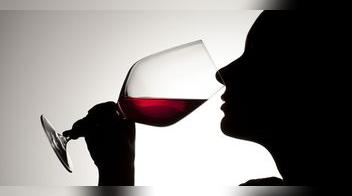 ¿Es saludable beber una copa de vino al día?