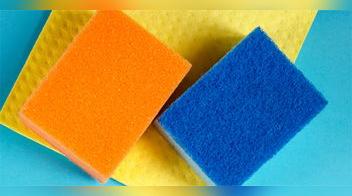 La mejor forma de desinfectar las esponjas de cocina