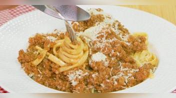 Tallarines con salsa de carne: receta peruana fácil [VIDEO]