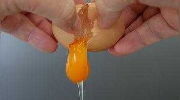 Riesgos al romper los huevos