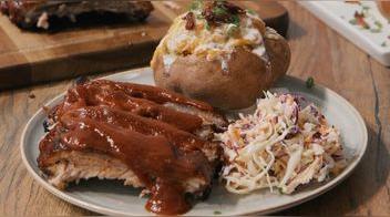 Costillas al horno en salsa BBQ: fácil y jugosas (VIDEO)