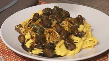 Fettuccini a la huancaína con corazones de pollo: receta paso a paso (VIDEO)