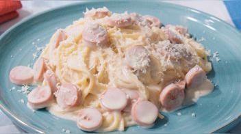 Tallarines a lo Alfredo con hot dog de pavita: receta paso a paso