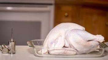 ¿Cómo inyectar aderezo al pavo?