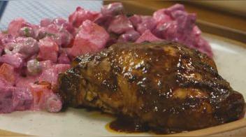 Pollo al horno con ensalada rusa: la receta tradicional [VIDEO]