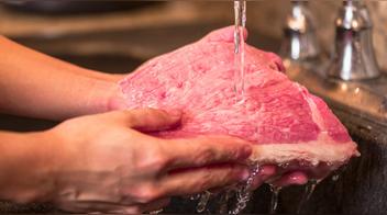 ¿Por qué no debes lavar la carne antes de cocinarla?