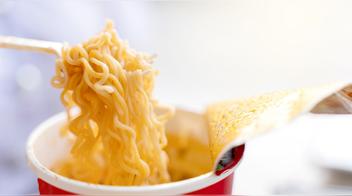¿Las sopas instantáneas causan cáncer o se quedan meses en tu estómago?