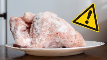 ¿Por qué es un error descongelar el pollo a temperatura ambiente?