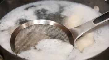 Qué es la espuma blanca que hay en el caldo de pollo y por qué debes retirarla