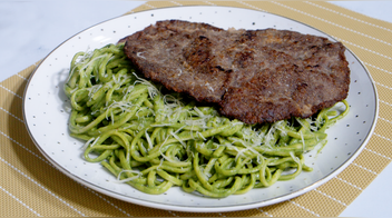 Tallarines verdes con bistec apanado (VIDEO-RECETA)