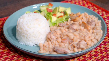 Frejoles panamitos con pollo (Video-Receta)