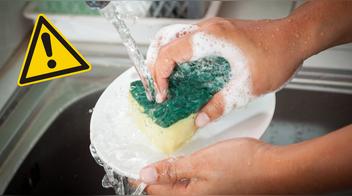 ¿Por qué es un error lavar los platos con agua fría?: Errores más comunes al lavar los platos