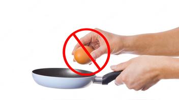 ¿Por qué nunca debes romper la cáscara del huevo en la sartén?