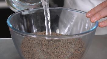 ¿Se deben remojar las lentejas antes de cocinarlas?